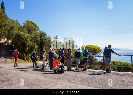 Un groupe de marcheurs à la recherche d'un bout à l'Ligueian depuis un point d'observation le long de la Via Marinai D'Italia Italie Santa Margherita Banque D'Images