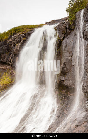 Une chute d'eau située dans le fjord de Skutelsfjordur à une courte distance de la ville d'Isafjordur dans le nord-ouest de l'Islande. Banque D'Images
