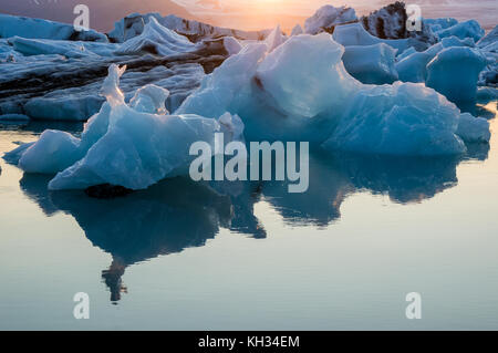 Coucher du soleil à Jokulsarlon glacier dans le sud de l'Islande près de Vik en été. Banque D'Images