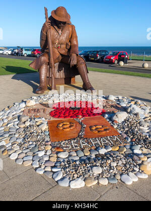 Sculpture en acier d'un soldat de la première guerre mondiale à Seaham co. durham avec une exposition de cailloux et coquillages illustrant un coquelicot pour le jour de l'armistice 2017 Banque D'Images