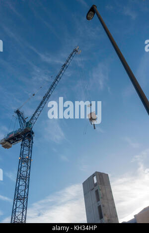 Une flèche relevable grues à tour à utiliser du béton pré-mise sur un chantier élèves Logement à Newcastle upon Tyne, Angleterre Royaume-Uni 2017 Banque D'Images