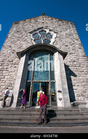 Les personnes âgées à l'entrée de la cathédrale de Galway, Galway, comté de Galway, Irlande Banque D'Images