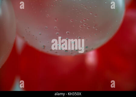 Des ballons blancs et rouges avec des gouttes de pluie Banque D'Images