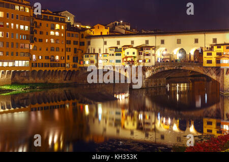 La rivière Arno et le ponte Vecchio à Florence, Italie Banque D'Images
