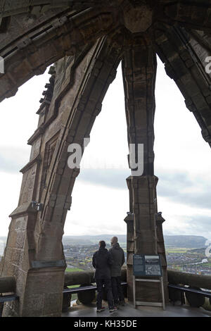 Les visiteurs appréciant la vue de Monument William Wallace, Stirling, Ecosse, Grande-Bretagne Banque D'Images