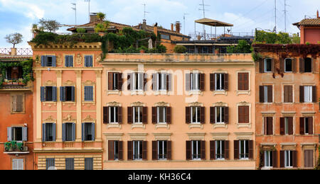 Rome, Italie - 30 octobre : (Note du rédacteur : la latitude d'exposition de cette image a été numériquement augmenté.) bâtiment traditionnel est considéré à l'intermédiaire de San Teodoro, le 30 octobre 2017 à Rome, Italie. Banque D'Images