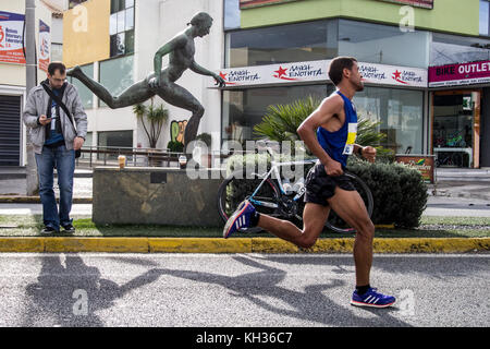 Athènes, Grèce. 12 nov, 2017. Un athlète passe la statue de Grigoris Lamprakis, l'homme le marathon est dédié à la 35e. marathon authentique d'Athènes a lieu aujourd'hui avec plus de 18500 personnes qui participent à la course de marathon, un nouveau record de participation. Au total, plus de 51000 personnes ont participé à toutes les courses y compris le marathon. crédit : kostas Pikoulas Libre prestation/pacific press/Alamy live news Banque D'Images