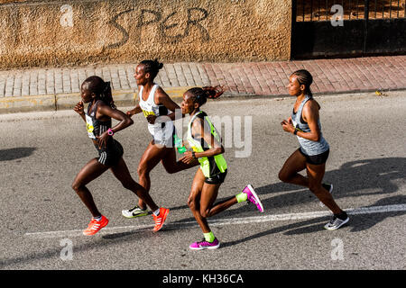 Athènes, Grèce. 12 nov, 2017. Le groupe des premières femmes athlètes pendant la course. la 35e marathon authentique d'Athènes a lieu aujourd'hui avec plus de 18500 personnes qui participent à la course de marathon, un nouveau record de participation. Au total, plus de 51000 personnes ont participé à toutes les courses y compris le marathon. crédit : kostas Pikoulas Libre prestation/pacific press/Alamy live news Banque D'Images