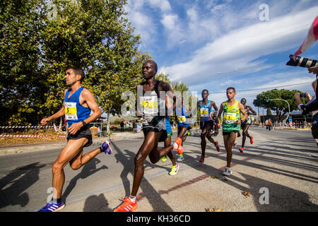 Athènes, Grèce. 12 nov, 2017. Les premiers athlètes passer le 5ème km de la course. la 35e marathon authentique d'Athènes a lieu aujourd'hui avec plus de 18500 personnes qui participent à la course de marathon, un nouveau record de participation. Au total, plus de 51000 personnes ont participé à toutes les courses y compris le marathon. crédit : kostas Pikoulas Libre prestation/pacific press/Alamy live news Banque D'Images