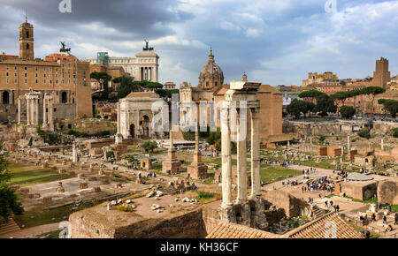 Rome, Italie - 30 octobre : (Note du rédacteur : la latitude d'exposition de cette image a été numériquement augmenté.) le forum romain est vu à la colline du Palatin, le 30 octobre 2017 à Rome, Italie. Banque D'Images