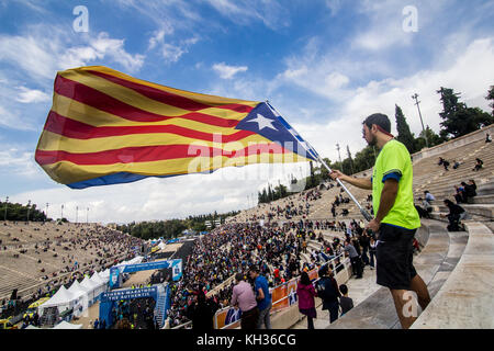 Athènes, Grèce. 12 nov, 2017. un spectateur vagues un drapeau catalan pendant la course. la 35e marathon authentique d'Athènes a lieu aujourd'hui avec plus de 18500 personnes qui participent à la course de marathon, un nouveau record de participation. Au total, plus de 51000 personnes ont participé à toutes les courses y compris le marathon. crédit : kostas Pikoulas Libre prestation/pacific press/Alamy live news Banque D'Images