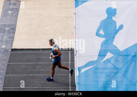 Athènes, Grèce. 12 nov, 2017. Un athlète termine la course. la 35e marathon authentique d'Athènes a lieu aujourd'hui avec plus de 18500 personnes qui participent à la course de marathon, un nouveau record de participation. Au total, plus de 51000 personnes ont participé à toutes les courses y compris le marathon. crédit : kostas Pikoulas Libre prestation/pacific press/Alamy live news Banque D'Images