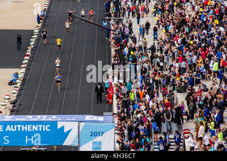 Athènes, Grèce. 12 nov, 2017. spectateurs regarder les athlètes d'entrer stade Panathinaikos et terminer la course. la 35e marathon authentique d'Athènes a lieu aujourd'hui avec plus de 18500 personnes qui participent à la course de marathon, un nouveau record de participation. Au total, plus de 51000 personnes ont participé à toutes les courses y compris le marathon. crédit : kostas Pikoulas Libre prestation/pacific press/Alamy live news Banque D'Images