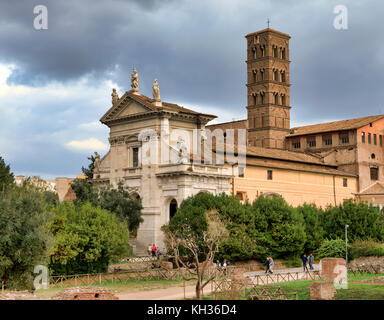 Rome, Italie - 30 octobre : (Note du rédacteur : la latitude d'exposition de cette image a été numériquement augmenté.) la basilique Santa francesca romana est considéré à l'forum romain le 30 octobre 2017 à Rome, Italie. Banque D'Images