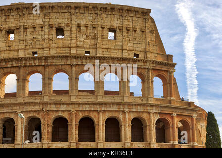 ROME, ITALIE - OCTOBRE 30: (NOTE DES ÉDITEURS: NOTE DES ÉDITEURS: Cette image HDR a été composée numériquement.) Le Colisée est vu au Forum romain le 30 octobre 2017 à Rome, Italie. Rome est l'une des destinations touristiques les plus populaires au monde. Banque D'Images