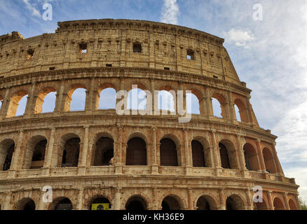 ROME, ITALIE - OCTOBRE 30: (NOTE DES ÉDITEURS: NOTE DES ÉDITEURS: Cette image HDR a été composée numériquement.) Le Colisée est vu au Forum romain le 30 octobre 2017 à Rome, Italie. Rome est l'une des destinations touristiques les plus populaires au monde. Banque D'Images