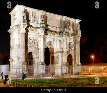 Rome, Italie - 30 octobre : (Note du rédacteur : la latitude d'exposition de cette image a été numériquement augmenté.) arc de Constantin est considérée au Colisée le 30 octobre 2017 à Rome, Italie. Rome est une des destinations touristiques les plus populaires dans le monde. Banque D'Images