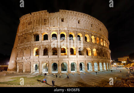 Rome, Italie - 30 octobre : (Note du rédacteur : la latitude d'exposition de cette image a été numériquement augmenté.) Le Colisée est vu à la place "Piazza del Colosseo' le 30 octobre 2017 à Rome, Italie. Rome est une des destinations touristiques les plus populaires dans le monde. Banque D'Images