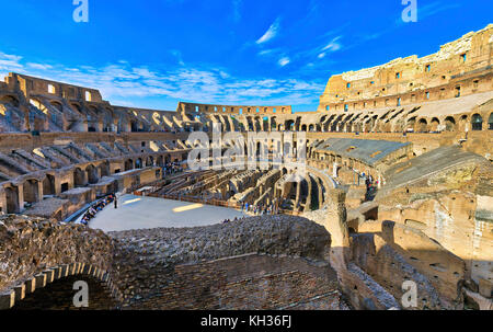 ROME, ITALIE - OCTOBRE 31: (NOTE DE LA RÉDACTION: Cette image HDR a été composée numériquement.) Le Colisée est vu de l'intérieur le 31 octobre 2017 à Rome, en Italie. Rome est l'une des destinations touristiques les plus populaires au monde. Banque D'Images