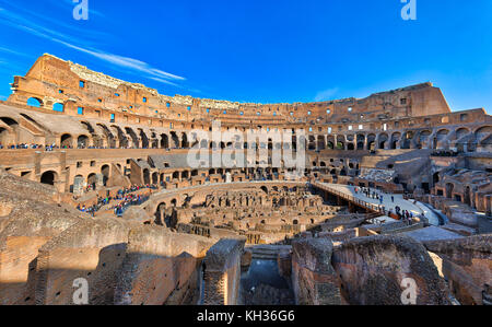 ROME, ITALIE - OCTOBRE 31: (NOTE DE LA RÉDACTION: Cette image HDR a été composée numériquement.) Le Colisée est vu de l'intérieur le 31 octobre 2017 à Rome, en Italie. Rome est l'une des destinations touristiques les plus populaires au monde. Banque D'Images