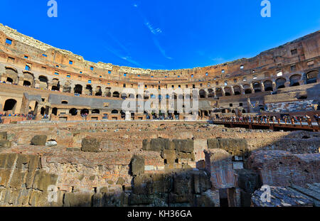 ROME, ITALIE - OCTOBRE 31: (NOTE DE LA RÉDACTION: Cette image HDR a été composée numériquement.) Le Colisée est vu de l'intérieur le 31 octobre 2017 à Rome, en Italie. Rome est l'une des destinations touristiques les plus populaires au monde. Banque D'Images