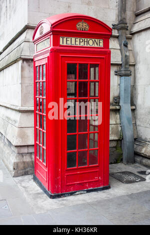 Kiosque no2 K2 téléphone rouge fort dans la ville de London, UK Banque D'Images