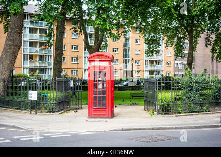 K2 téléphone rouge téléphone fort fort à Regent Square Gardens, London, UK Banque D'Images