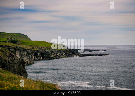 Les falaises le long de la falaise de Doolin à pied séance d'essai ci-dessous, le château de doonagore doonnagore, doolin, comté de Clare Banque D'Images