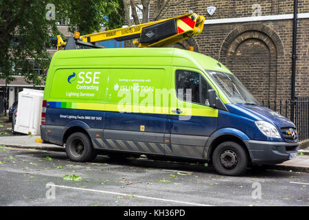 Les Services d'éclairage d'ESS dans Islington sur un jour de vent avec des feuilles sur le sol, London, UK Banque D'Images