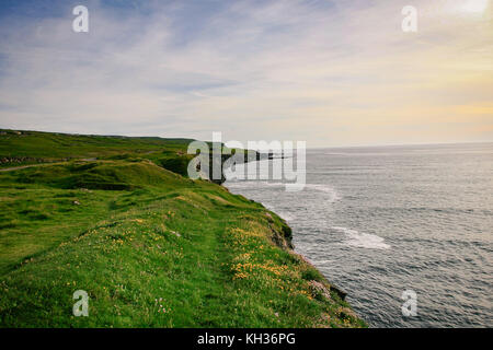 Les falaises le long de la falaise de Doolin à pied séance d'essai ci-dessous, le château de doonagore doonnagore, doolin, comté de Clare Banque D'Images