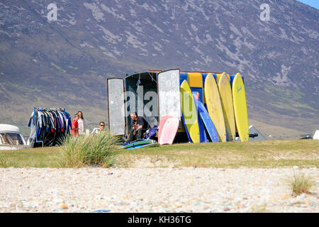Location de surf sur une plage de quille avec combinaisons et planches de surf, l'île d'Achill, Comté de Mayo, Irlande