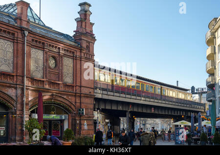 En viaduc et train, Hackeschen Markt, Berlin, Allemagne, Banque D'Images