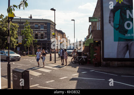 Le croisement de Broadway Market à Londres Les champs, Hackney. Prises sous le soleil d'août 24. Banque D'Images