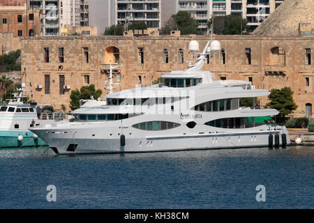 Le 56m Oceanco luxe super yacht Queen Mavia dans Marsamxett Harbour, Malte Banque D'Images