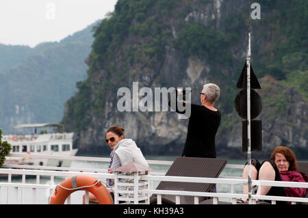 3 Les femmes de race blanche sont sur la croisière et regarder la vue de la baie d'Ha Long au Vietnam Banque D'Images