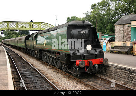 Bataille d'angleterre class loco de vapeur no 34070 'manston' arrive au château de Corfe station sur le chemin de fer swanage - château de Corfe, dorset, uk - 18 août Banque D'Images