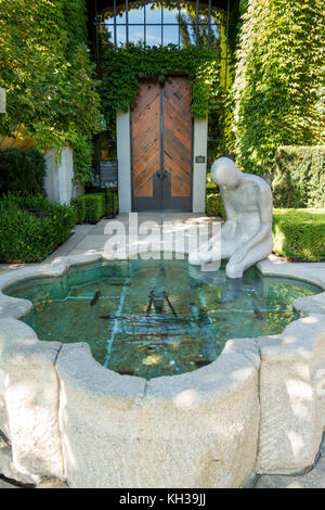 Sculpture en aluminium de taille d'un homme droit, votre voyage par le sculpteur islandais Steinunn Thorarinsdotttir à la Mission Hill Winery à Kelowna, BC Banque D'Images