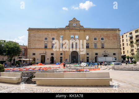 Matera, Italie - 2 septembre, 2016 : construction du palazzo dell'Annunziata sur la piazza Vittorio Veneto square à Matera Banque D'Images