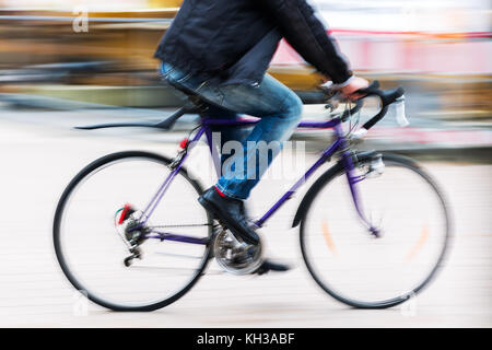 Photo d'une personne avec un vélo de course dans le motion blur Banque D'Images