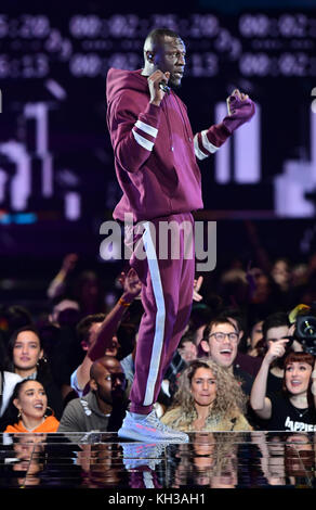 Stormzy se produit sur scène lors des MTV Europe Music Awards 2017 qui se tiennent au SSE Arena de Londres. APPUYEZ SUR ASSOCIATION photo. Date de la photo: Dimanche 12 novembre 2017. Le crédit photo devrait se lire comme suit : Ian West/PA Wire Banque D'Images