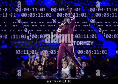 Stormzy se produit sur scène lors des MTV Europe Music Awards 2017 qui se tiennent au SSE Arena de Londres. APPUYEZ SUR ASSOCIATION photo. Date de la photo: Dimanche 12 novembre 2017. Le crédit photo devrait se lire comme suit : Ian West/PA Wire Banque D'Images