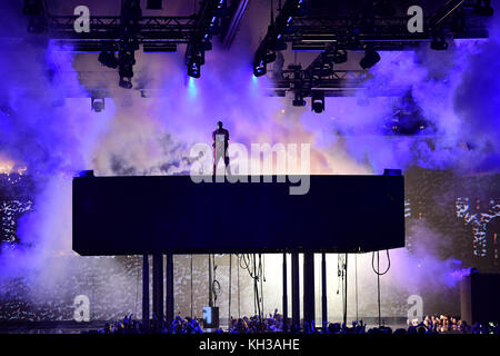 Stormzy se produit sur scène lors des MTV Europe Music Awards 2017 qui se tiennent au SSE Arena de Londres. APPUYEZ SUR ASSOCIATION photo. Date de la photo: Dimanche 12 novembre 2017. Le crédit photo devrait se lire comme suit : Ian West/PA Wire Banque D'Images