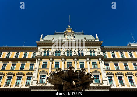 Bureau de poste central de l'Europe centrale et Musée des Postes et Télégraphes, Piazza Vittorio Veneto Square. Trieste, Italie, Europe. Ciel bleu clair, copy space Banque D'Images