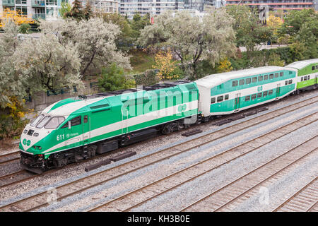 Toronto, Canada - 11 octobre 2017 : train GO transit quittant la ville de Toronto. Province de l'Ontario, Canada Banque D'Images