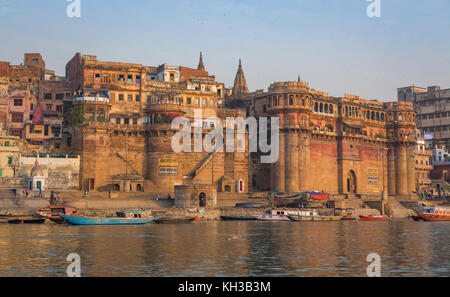 Varanasi vue sur la ville avec de vieux bâtiments architecturaux et les temples le long du Gange ghats. Varanasi est la plus ancienne ville de l'Inde Banque D'Images