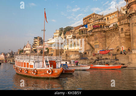 Varanasi vue sur la ville avec de vieux bâtiments architecturaux et les temples le long du Gange ghats. Varanasi est la plus ancienne ville de l'Inde Banque D'Images