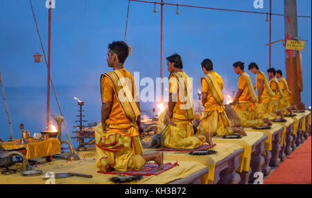 Varanasi ganga aarti cérémonie rituels exécutés avant le lever du soleil par les jeunes prêtres à assi ghat Varanasi, Inde. Banque D'Images