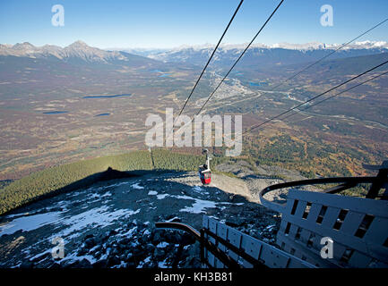 Vue du haut d'une montagne dans la vallée ci-dessous avec un skytram rouge prendre les touristes Banque D'Images