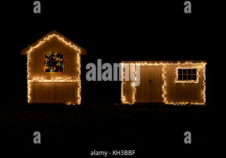 Illuminations de Noël la nuit sur deux petits hangar de jardin dans le New Jersey, Etats-Unis, hangar de jardin d'outils Banque D'Images