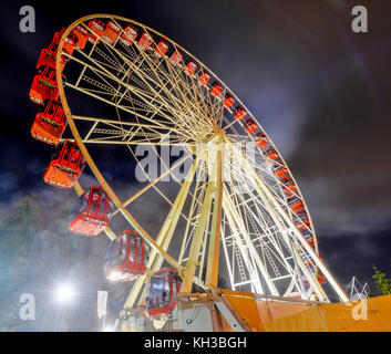 Roue skyview à Fremantle, Australie la nuit. Construit en 2007 et 40 mètres de haut. Banque D'Images